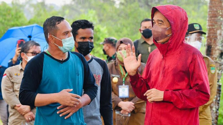 Presiden Joko Widodo menanam Mangrove bersama masyarakat di Batam. (Dok: Biro Pers Sekretariat Presiden)