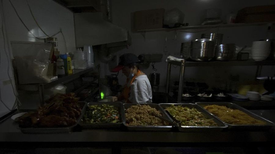 17 provinsi dan wilayah telah terjadi beberapa bentuk pemadaman listrik. (AP/Olivia Zhang)