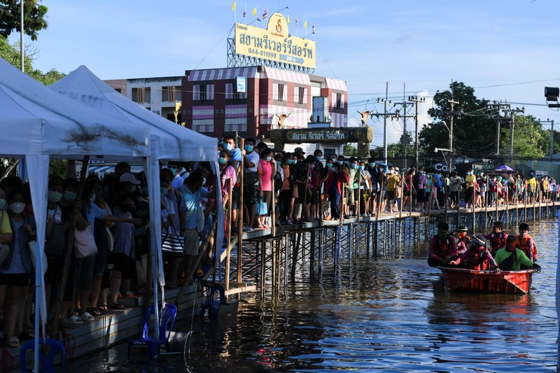 Banjir di Thailand menewaskan enam orang. (REUTERS/Panumas Sanguanwong)