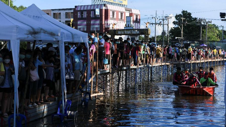 Banjir di Thailand menewaskan enam orang. (REUTERS/Panumas Sanguanwong)