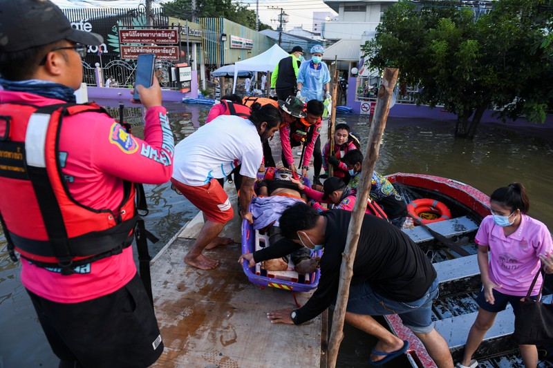 Banjir di Thailand menewaskan enam orang. (REUTERS/Panumas Sanguanwong) Banjir di Thailand menewaskan enam orang. (REUTERS/Panumas Sanguanwong)