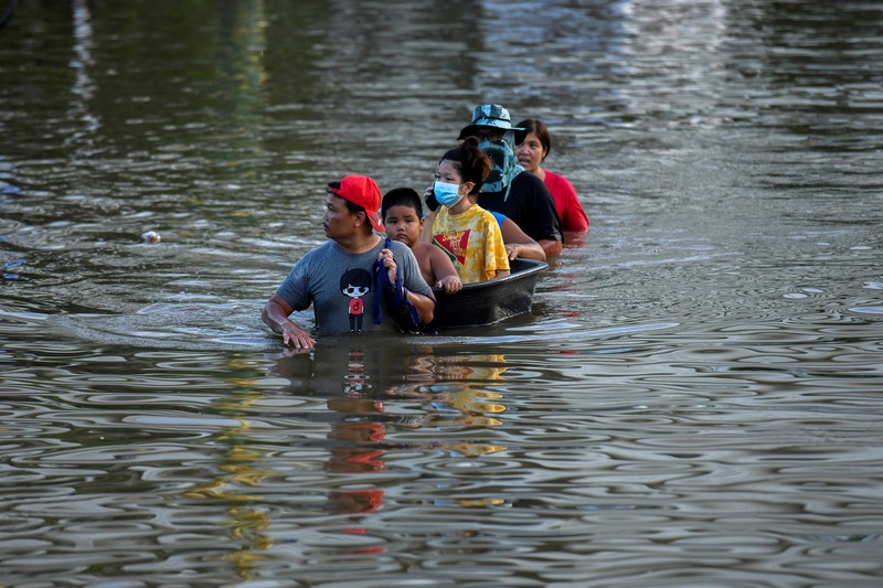 Banjir di Thailand menewaskan enam orang. (REUTERS/Panumas Sanguanwong)