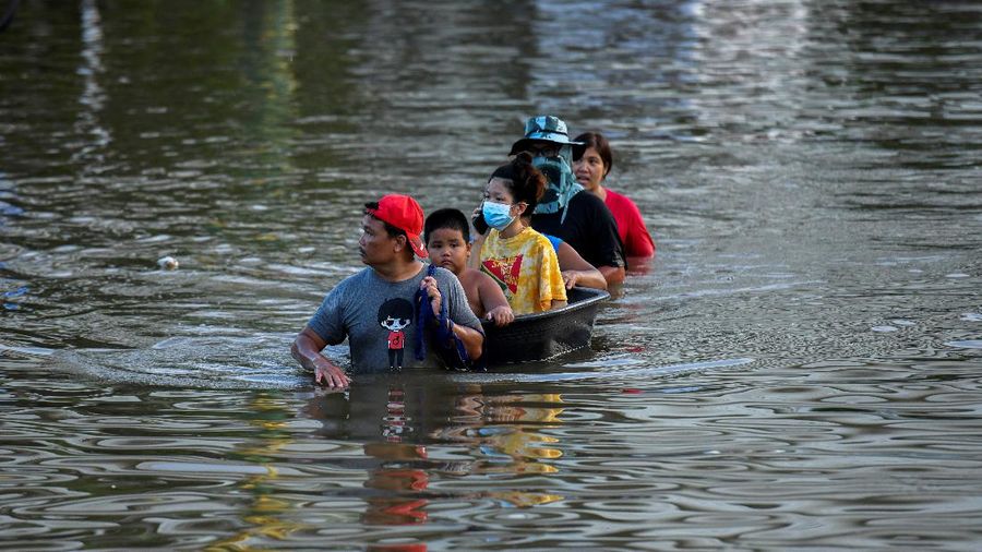 Banjir di Thailand menewaskan enam orang. (REUTERS/Panumas Sanguanwong)