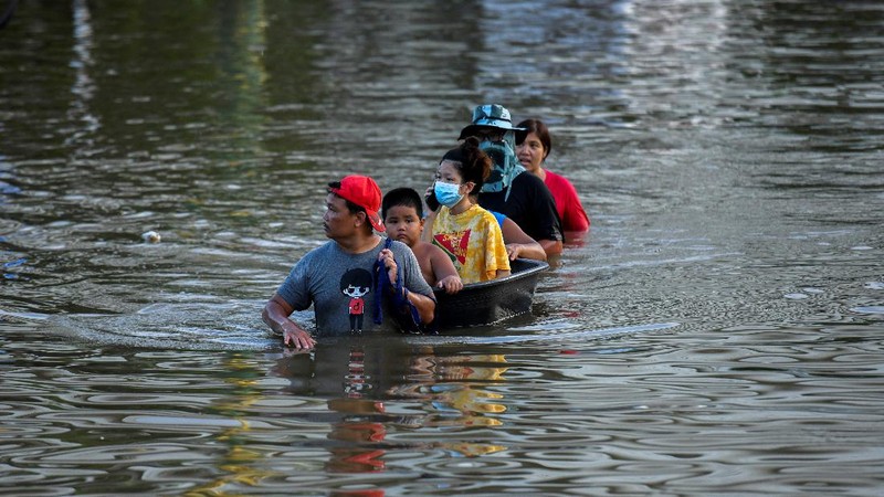 Banjir di Thailand menewaskan enam orang. (REUTERS/Panumas Sanguanwong)