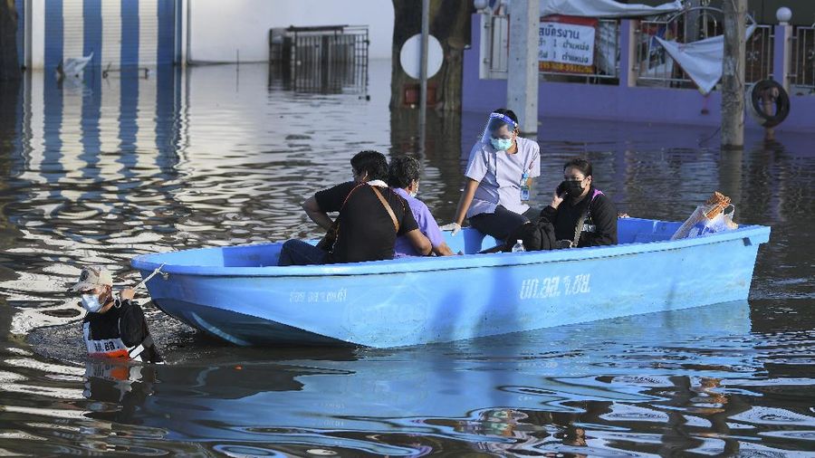Banjir di Thailand menewaskan enam orang. (REUTERS/Panumas Sanguanwong)