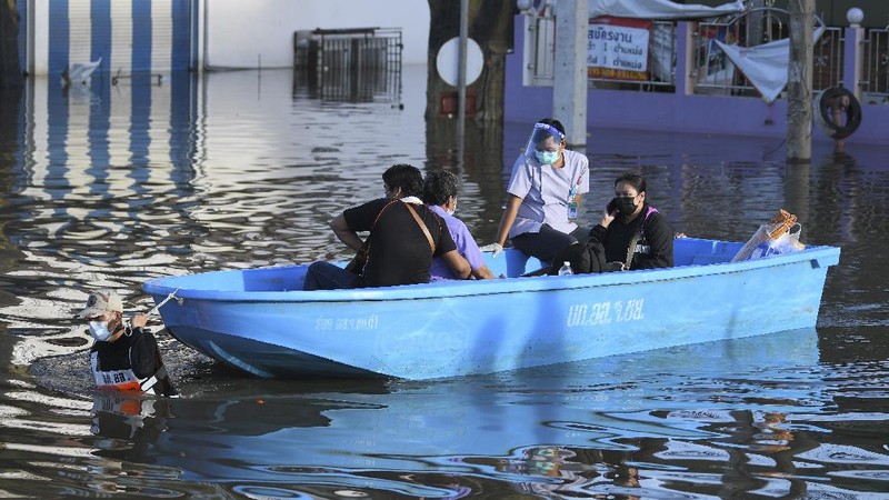 Banjir di Thailand menewaskan enam orang. (REUTERS/Panumas Sanguanwong)