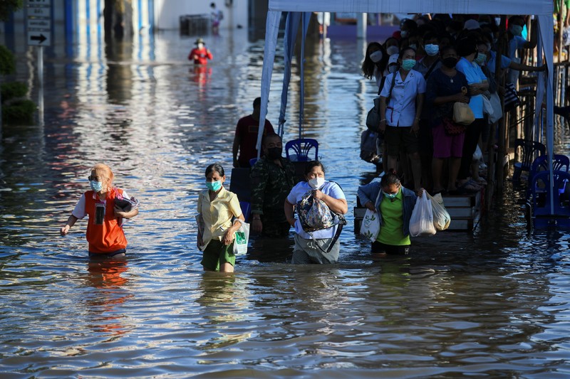 Banjir di Thailand menewaskan enam orang. (REUTERS/Panumas Sanguanwong)