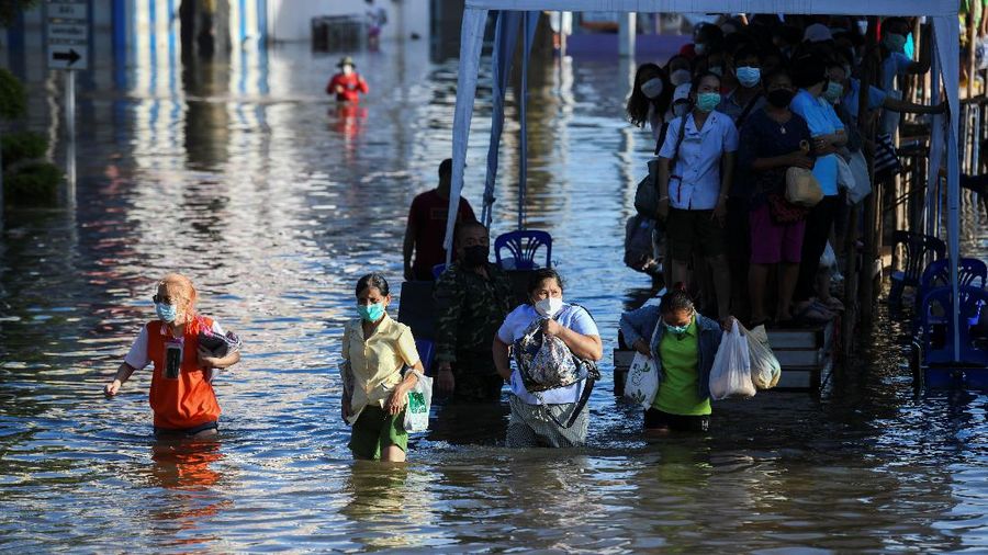Banjir di Thailand menewaskan enam orang. (REUTERS/Panumas Sanguanwong)
