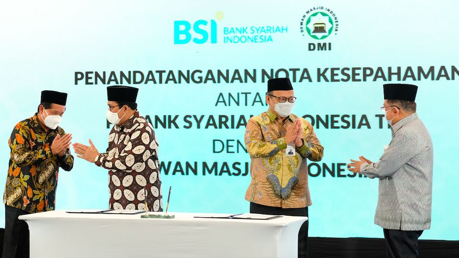 Direktur Information Technology PT Bank Syariah Indonesia Tbk Achmad Syafii (tiga dari kiri) dan Sekretaris Jenderal Dewan Masjid Indonesia H Imam Addaruqutni (dua dari kiri), Direktur Utama PT Bank Syariah Indonesia Tbk Hery Gunardi (paling kiri) dan Ketua Umum DMI H Muhammad Jusuf Kalla (paling kanan). Dok BSI
