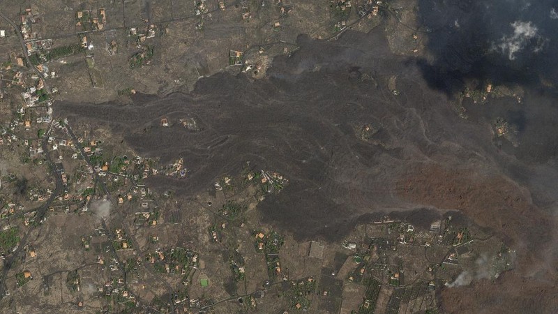 Gambar dari satelit (Planet Labs) menunjukkan Lava dari gunung berapi yang meletus di pulau La Palma, Spanyol, telah mencapai Samudra Atlantik.  (AP/Planet Labs Inc)