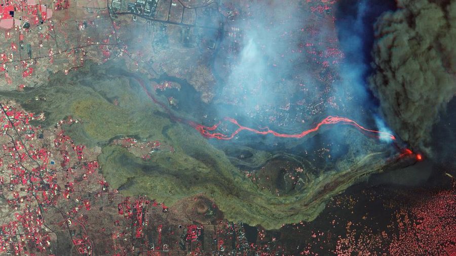 Gambar dari satelit (Planet Labs) menunjukkan Lava dari gunung berapi yang meletus di pulau La Palma, Spanyol, telah mencapai Samudra Atlantik. (AP/Planet Labs Inc)
