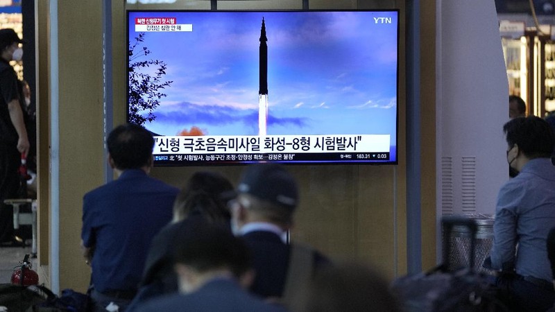 Korea Utara melakukan uji coba nuklir, negeri itu meluncurkan rudal hipersonik. (AP/Lee Jin-man)