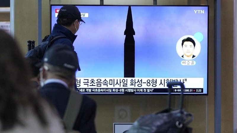 Korea Utara melakukan uji coba nuklir, negeri itu meluncurkan rudal hipersonik. (AP/Lee Jin-man)