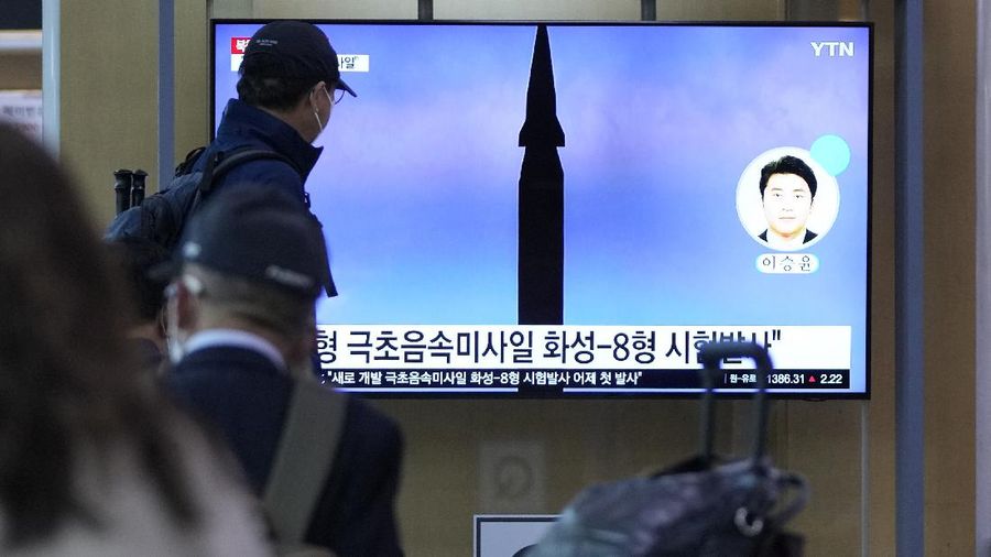 Korea Utara melakukan uji coba nuklir, negeri itu meluncurkan rudal hipersonik. (AP/Lee Jin-man)