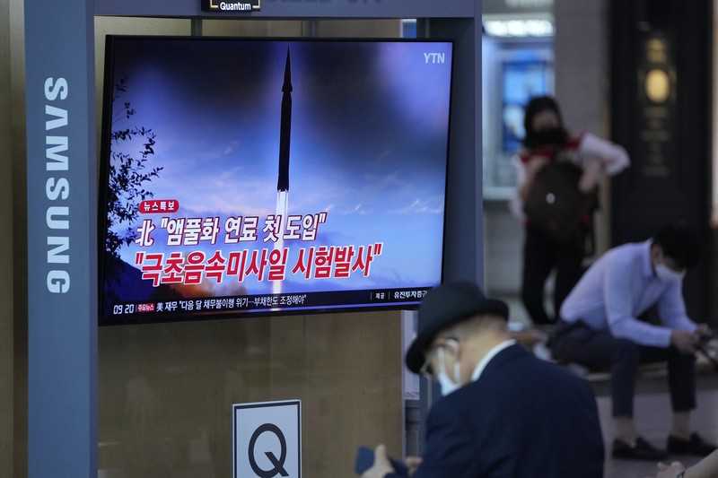 Korea Utara melakukan uji coba nuklir, negeri itu meluncurkan rudal hipersonik. (AP/Lee Jin-man)