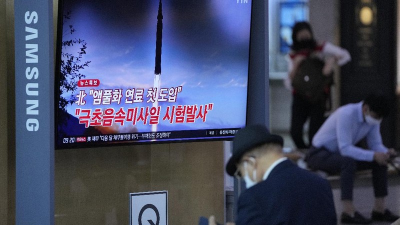 Korea Utara melakukan uji coba nuklir, negeri itu meluncurkan rudal hipersonik. (AP/Lee Jin-man)