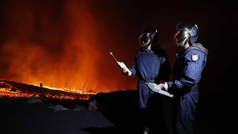 Gambar dari satelit (Planet Labs) menunjukkan Lava dari gunung berapi yang meletus di pulau La Palma, Spanyol, telah mencapai Samudra Atlantik.  (AP/Planet Labs Inc)