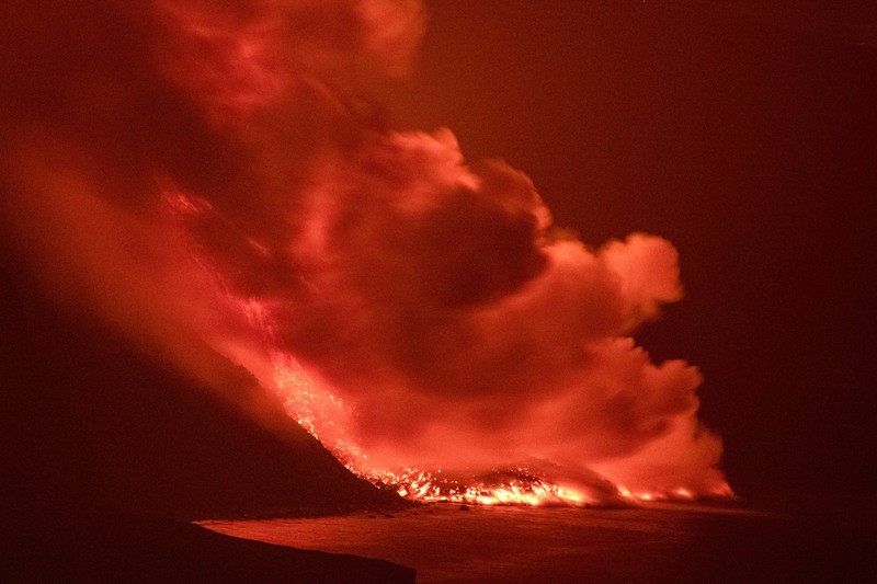 Gambar dari satelit (Planet Labs) menunjukkan Lava dari gunung berapi yang meletus di pulau La Palma, Spanyol, telah mencapai Samudra Atlantik.  (AP/Planet Labs Inc)