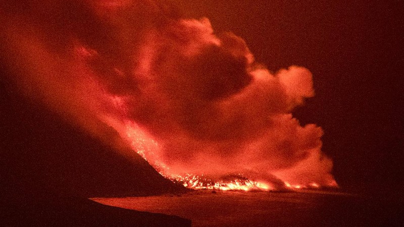 Gambar dari satelit (Planet Labs) menunjukkan Lava dari gunung berapi yang meletus di pulau La Palma, Spanyol, telah mencapai Samudra Atlantik.  (AP/Planet Labs Inc)