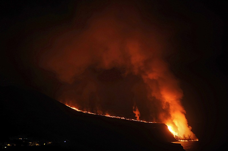 Gambar dari satelit (Planet Labs) menunjukkan Lava dari gunung berapi yang meletus di pulau La Palma, Spanyol, telah mencapai Samudra Atlantik.  (AP/Planet Labs Inc)