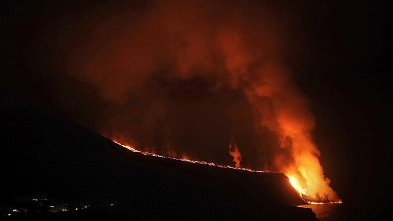 Gambar dari satelit (Planet Labs) menunjukkan Lava dari gunung berapi yang meletus di pulau La Palma, Spanyol, telah mencapai Samudra Atlantik.  (AP/Planet Labs Inc)