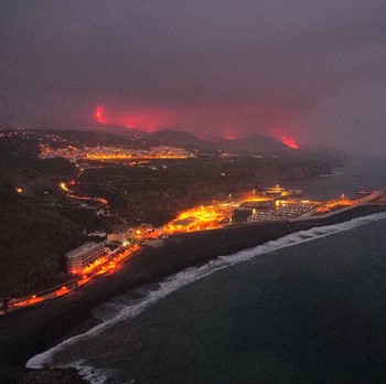 Seram.. Potret Lava Gunung Berapi Spanyol Sampai Lautan