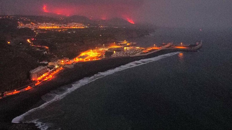 Gambar dari satelit (Planet Labs) menunjukkan Lava dari gunung berapi yang meletus di pulau La Palma, Spanyol, telah mencapai Samudra Atlantik.  (AP/Planet Labs Inc)