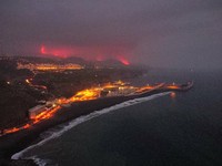 Seram.. Potret Lava Gunung Berapi Spanyol Sampai Lautan