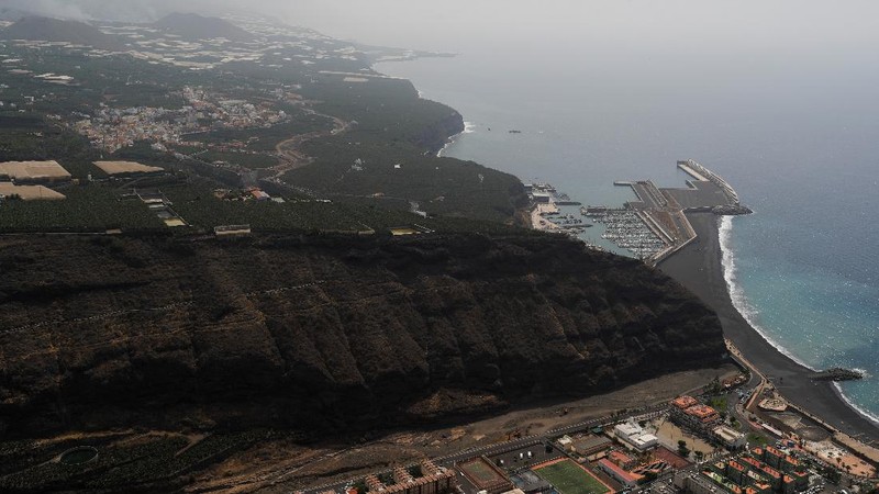 Gambar dari satelit (Planet Labs) menunjukkan Lava dari gunung berapi yang meletus di pulau La Palma, Spanyol, telah mencapai Samudra Atlantik.  (AP/Planet Labs Inc)