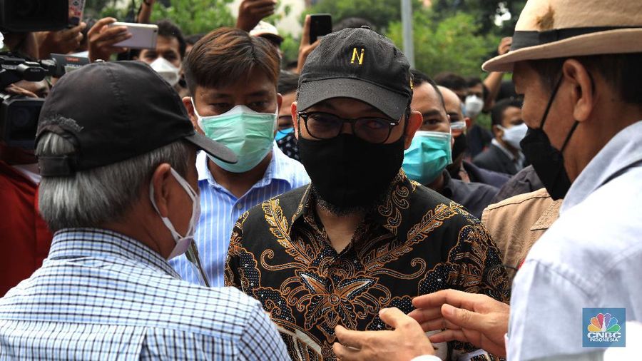 57 pegawai KPK yang dipecat dari lembaga meninggalkan Gedung Merah Putih KPK, Kuningan, Jakarta Selatan, Kamis (30/9/2021). (CNBC Indonesia/Muhammad Sabki)