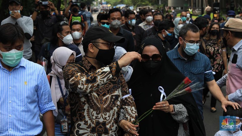 57 pegawai KPK yang dipecat dari lembaga meninggalkan Gedung Merah Putih KPK, Kuningan, Jakarta Selatan, Kamis (30/9/2021). (CNBC Indonesia/Muhammad Sabki)