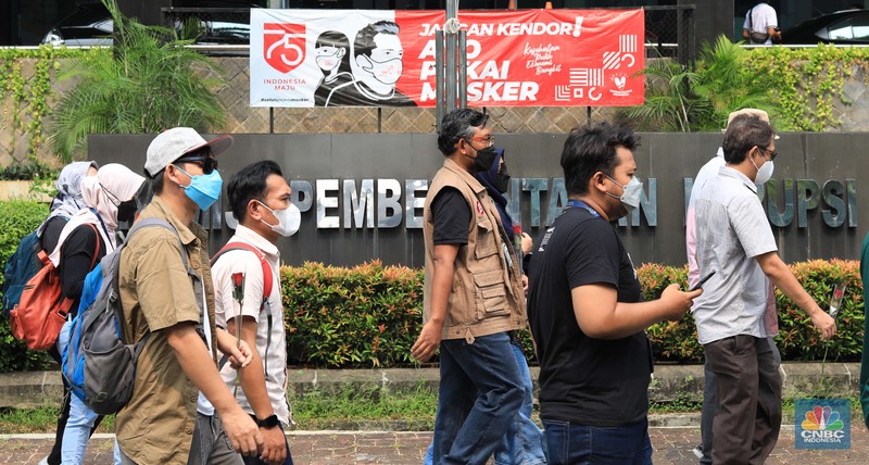 57 pegawai KPK yang dipecat dari lembaga meninggalkan Gedung Merah Putih KPK, Kuningan, Jakarta Selatan, Kamis (30/9/2021). (CNBC Indonesia/Muhammad Sabki) 57 pegawai KPK yang dipecat dari lembaga meninggalkan Gedung Merah Putih KPK, Kuningan, Jakarta Selatan, Kamis (30/9/2021). (CNBC Indonesia/Muhammad Sabki)