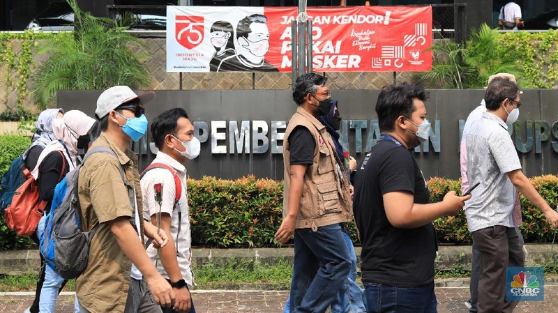 57 pegawai KPK yang dipecat dari lembaga meninggalkan Gedung Merah Putih KPK, Kuningan, Jakarta Selatan, Kamis (30/9/2021). (CNBC Indonesia/Muhammad Sabki)
