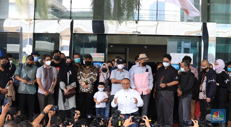 57 pegawai KPK yang dipecat dari lembaga meninggalkan Gedung Merah Putih KPK, Kuningan, Jakarta Selatan, Kamis (30/9/2021). (CNBC Indonesia/Muhammad Sabki)