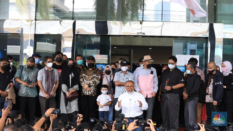 57 pegawai KPK yang dipecat dari lembaga meninggalkan Gedung Merah Putih KPK, Kuningan, Jakarta Selatan, Kamis (30/9/2021). (CNBC Indonesia/Muhammad Sabki)