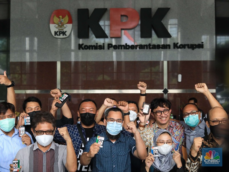 57 pegawai KPK yang dipecat dari lembaga meninggalkan Gedung Merah Putih KPK, Kuningan, Jakarta Selatan, Kamis (30/9/2021). (CNBC Indonesia/Muhammad Sabki)