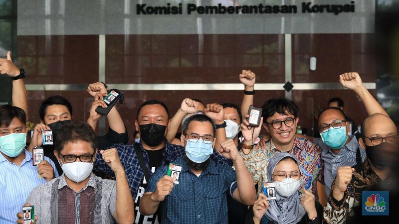 57 pegawai KPK yang dipecat dari lembaga meninggalkan Gedung Merah Putih KPK, Kuningan, Jakarta Selatan, Kamis (30/9/2021). (CNBC Indonesia/Muhammad Sabki)