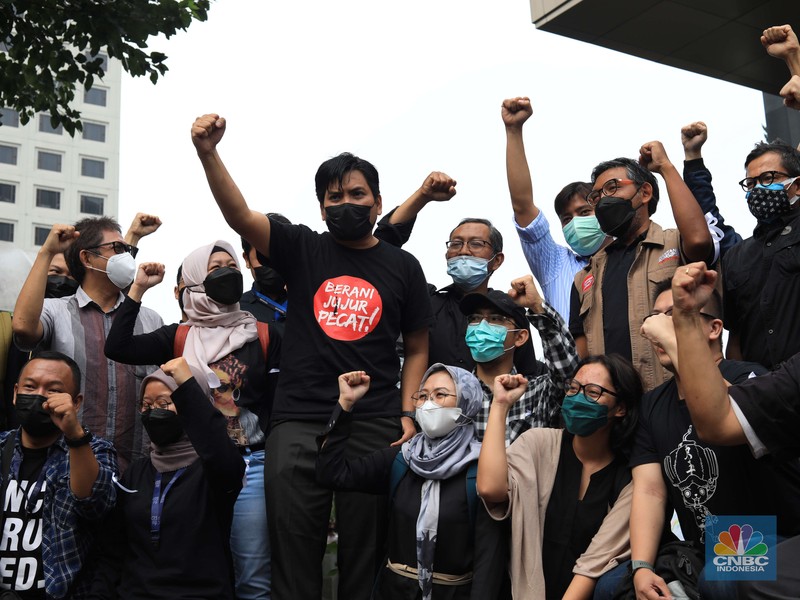 57 pegawai KPK yang dipecat dari lembaga meninggalkan Gedung Merah Putih KPK, Kuningan, Jakarta Selatan, Kamis (30/9/2021). (CNBC Indonesia/Muhammad Sabki) 57 pegawai KPK yang dipecat dari lembaga meninggalkan Gedung Merah Putih KPK, Kuningan, Jakarta Selatan, Kamis (30/9/2021). (CNBC Indonesia/Muhammad Sabki)