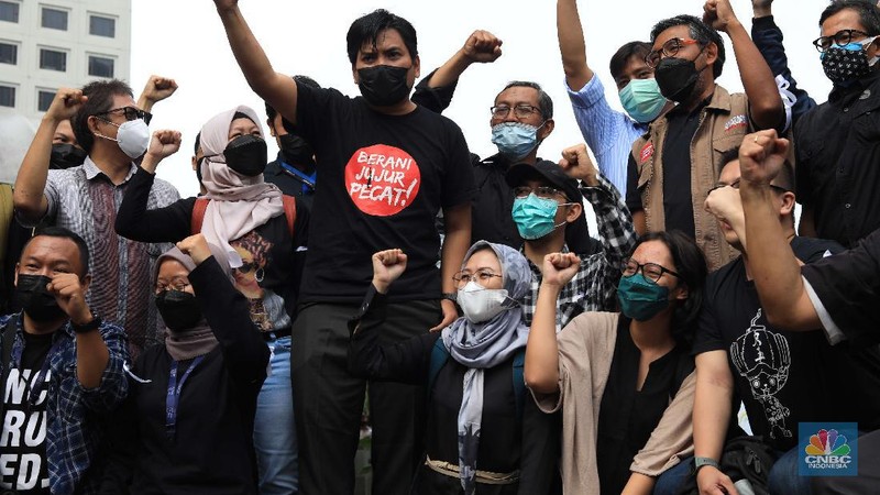 57 pegawai KPK yang dipecat dari lembaga meninggalkan Gedung Merah Putih KPK, Kuningan, Jakarta Selatan, Kamis (30/9/2021). (CNBC Indonesia/Muhammad Sabki)
