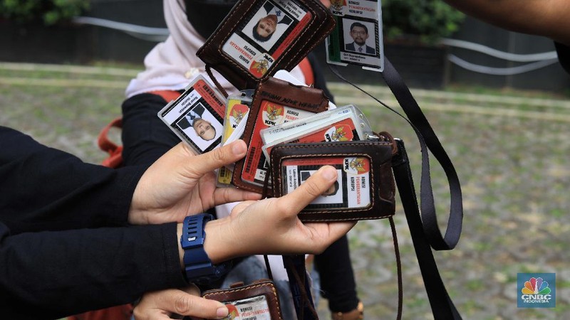57 pegawai KPK yang dipecat dari lembaga meninggalkan Gedung Merah Putih KPK, Kuningan, Jakarta Selatan, Kamis (30/9/2021). (CNBC Indonesia/Muhammad Sabki)