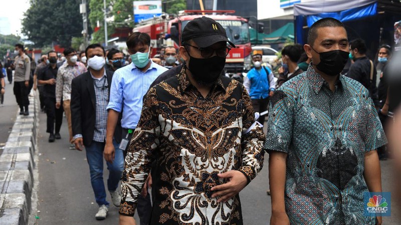 57 pegawai KPK yang dipecat dari lembaga meninggalkan Gedung Merah Putih KPK, Kuningan, Jakarta Selatan, Kamis (30/9/2021). (CNBC Indonesia/Muhammad Sabki)
