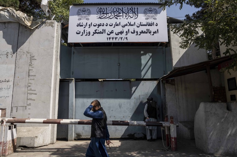 Warga Afghanistan antre masuk Bank. (via REUTERS/WANA NEWS AGENCY)