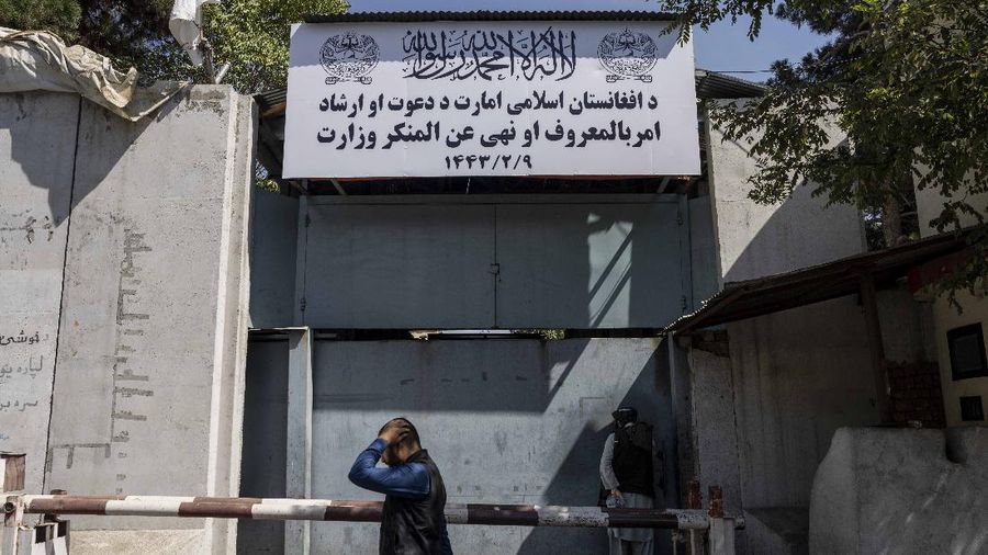 Warga Afghanistan antre masuk Bank. (via REUTERS/WANA NEWS AGENCY)