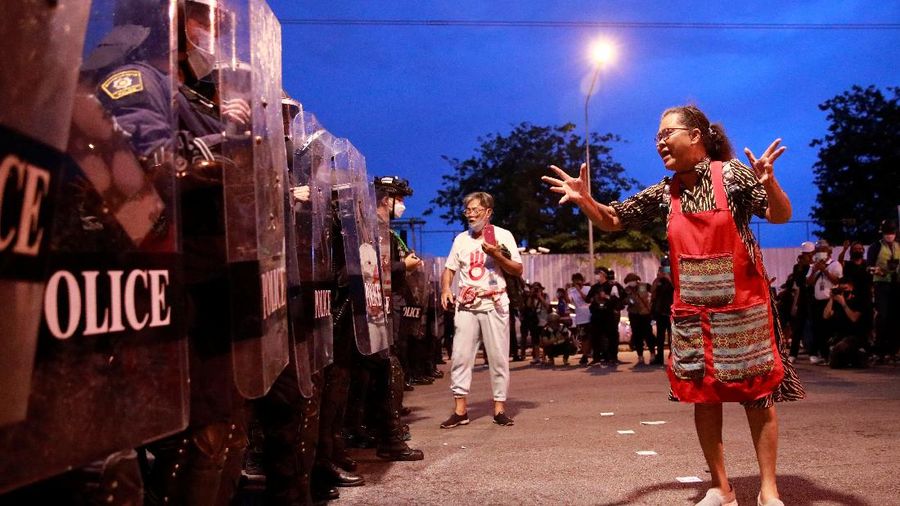 SENSITIVE MATERIAL. THIS IMAGE MAY OFFEND OR DISTURB  A demonstrator reacts in front of police during a protest over the Thai government's handling of the coronavirus disease (COVID-19) pandemic and to demand Prime Minister Prayuth Chan-ocha's resignation, in Bangkok, Thailand, September 28, 2021. REUTERS/Soe Zeya Tun