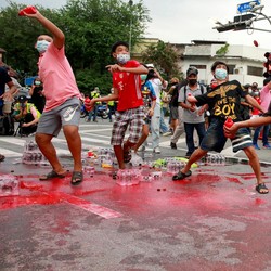 Thailand Panas! Pendemo Bugil di Depan Polisi Anti Huru-hara