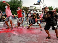 Thailand Panas! Pendemo Bugil di Depan Polisi Anti Huru-hara