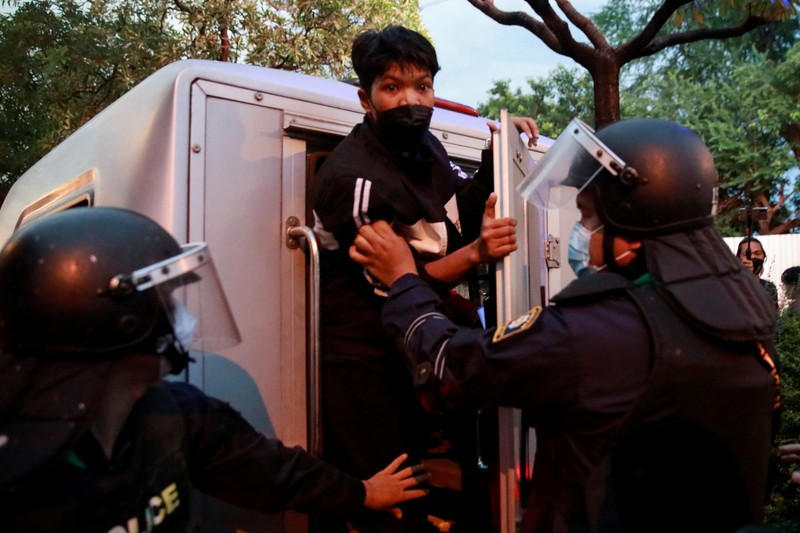 Demonstran anti pemerintah di Thailand. SENSITIVE MATERIAL. THIS IMAGE MAY OFFEND OR DISTURB A demonstrator reacts in front of police during a protest over the Thai government's handling of the coronavirus disease (COVID-19) pandemic and to demand Prime Minister Prayuth Chan-ocha's resignation, in Bangkok, Thailand, September 28, 2021. REUTERS/Soe Zeya Tun