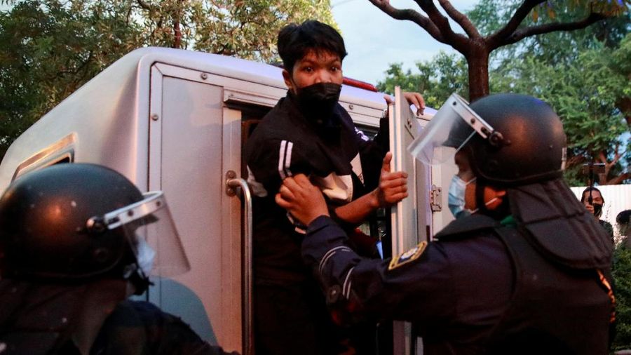 SENSITIVE MATERIAL. THIS IMAGE MAY OFFEND OR DISTURB  A demonstrator reacts in front of police during a protest over the Thai government's handling of the coronavirus disease (COVID-19) pandemic and to demand Prime Minister Prayuth Chan-ocha's resignation, in Bangkok, Thailand, September 28, 2021. REUTERS/Soe Zeya Tun