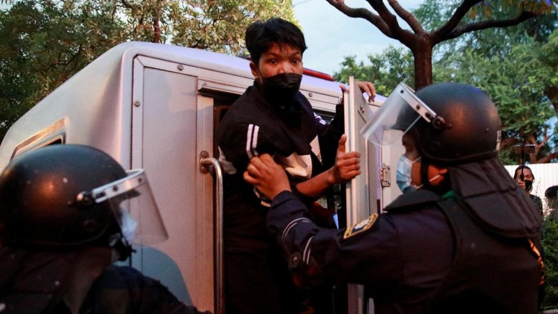 SENSITIVE MATERIAL. THIS IMAGE MAY OFFEND OR DISTURB  A demonstrator reacts in front of police during a protest over the Thai government's handling of the coronavirus disease (COVID-19) pandemic and to demand Prime Minister Prayuth Chan-ocha's resignation, in Bangkok, Thailand, September 28, 2021. REUTERS/Soe Zeya Tun