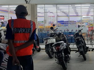 Bakal Ditertibkan, Lapor ke Sini kalau Masih Ada Juru Parkir Liar di Minimarket